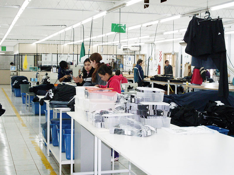 La industria maquiladora superó los niveles históricos de exportación con envíos acumulados por valor de 137 millones de dólares durante enero a febrero de 2022, que representa el 15 por ciento más con relación al mismo periodo del año anterior. 

<a href="/MaquilaParaguay/">maquila_paraguay</a> 
<a href="/CarinaDaher/">Carina Daher</a>