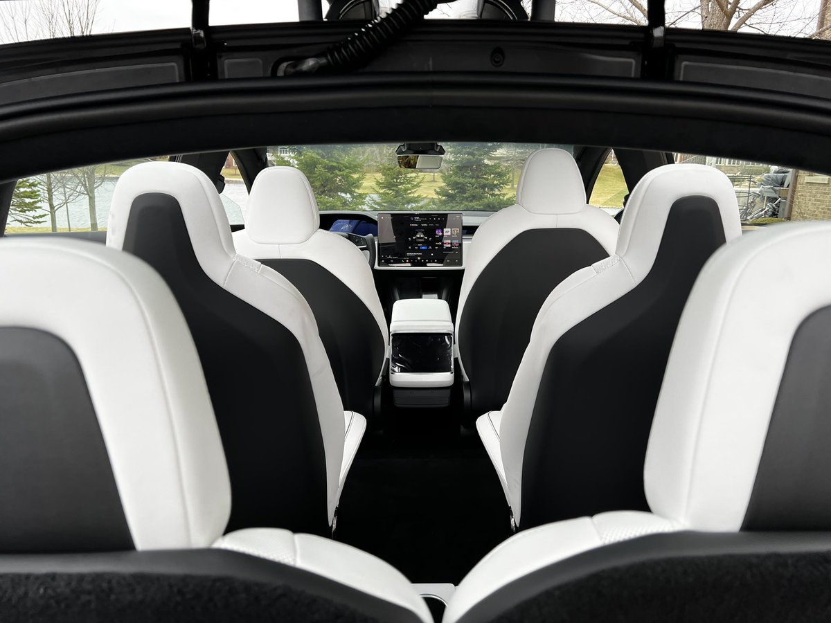 thejefflutz's tweet image. Very excited to take delivery of the 2022 #ModelXPlaid to pair w/a #ModelSPlaid . Interior is like a larger spaceship vs the S. Tight build quality, clean lines, so quiet. This feels nothing like the prior Model X. Pedal to the floor literally shifts organs… 🚀 🤯 Bravo $tsla