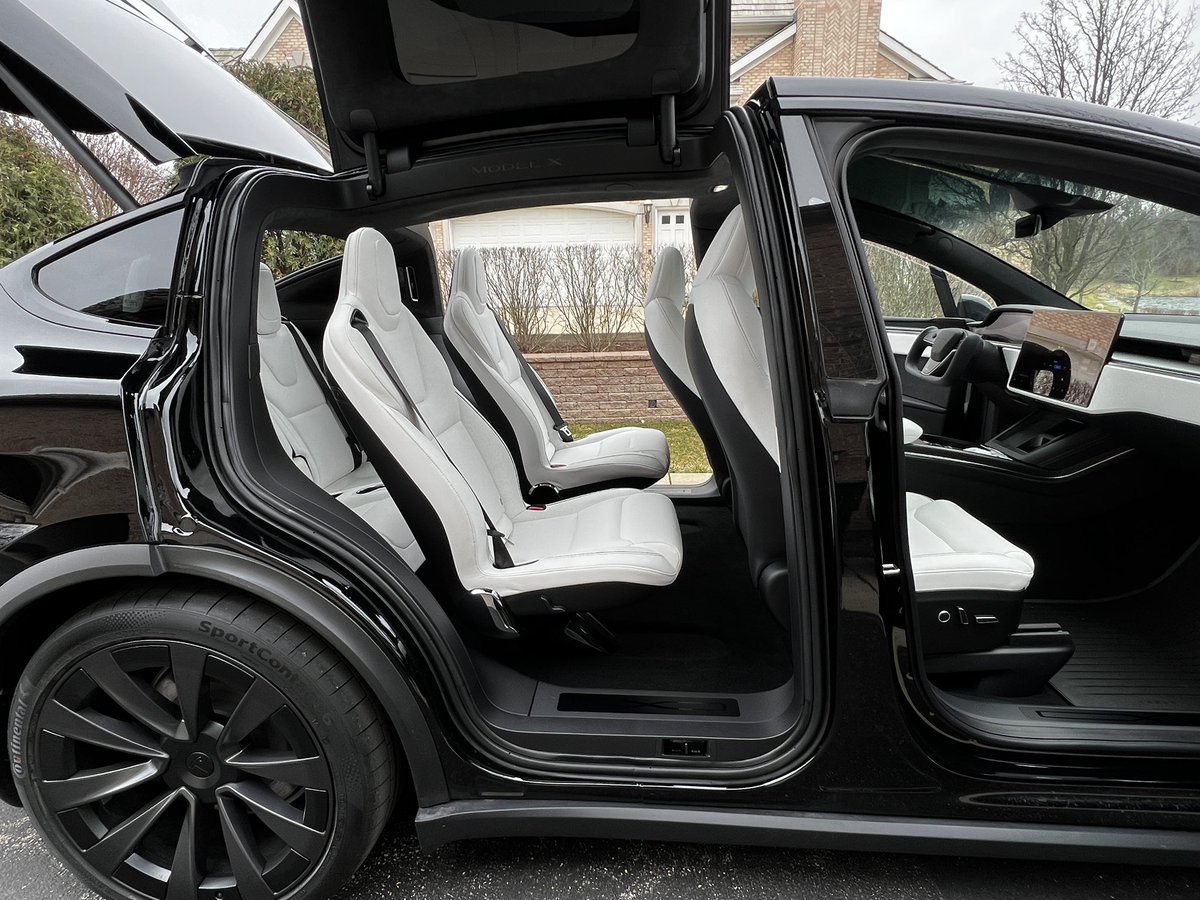 thejefflutz's tweet image. Very excited to take delivery of the 2022 #ModelXPlaid to pair w/a #ModelSPlaid . Interior is like a larger spaceship vs the S. Tight build quality, clean lines, so quiet. This feels nothing like the prior Model X. Pedal to the floor literally shifts organs… 🚀 🤯 Bravo $tsla