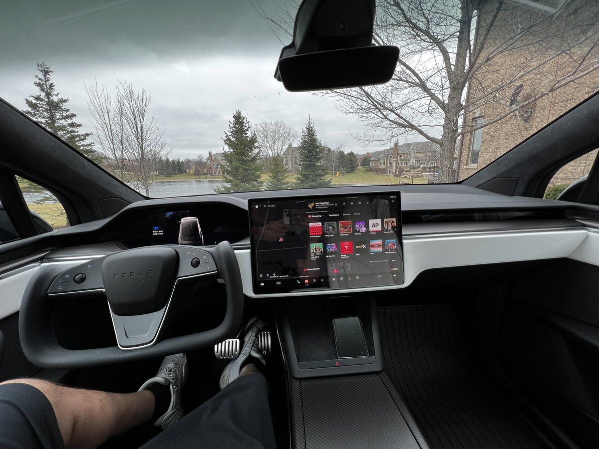 thejefflutz's tweet image. Very excited to take delivery of the 2022 #ModelXPlaid to pair w/a #ModelSPlaid . Interior is like a larger spaceship vs the S. Tight build quality, clean lines, so quiet. This feels nothing like the prior Model X. Pedal to the floor literally shifts organs… 🚀 🤯 Bravo $tsla