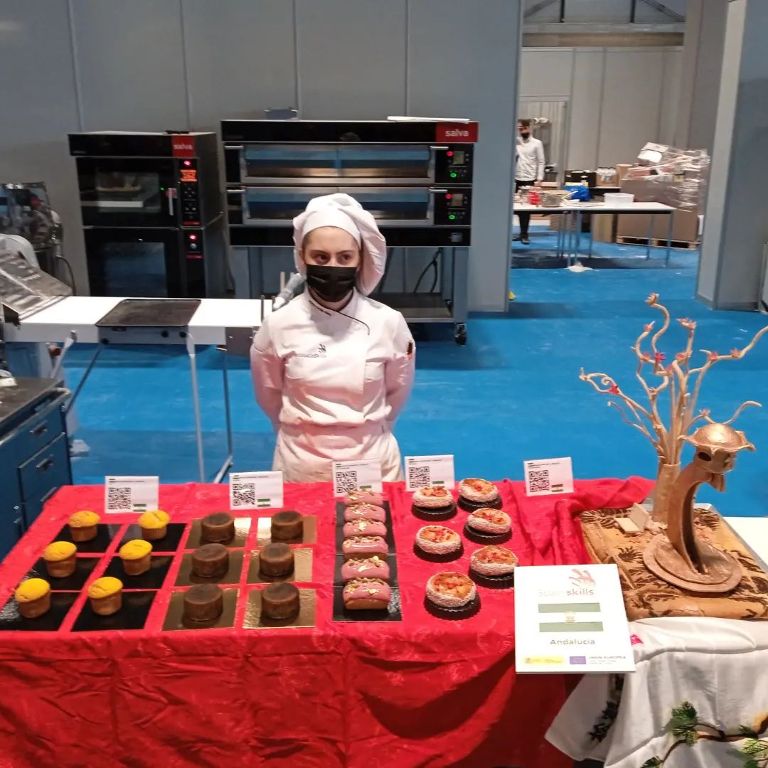 HdM1966's tweet photo. 🥇Mónica Rufián ha conseguido hoy en Madrid la medalla de oro en la modalidad de Panadería en los #SpainSkills 2022. 

Todos los que formamos parte del CPIFP Hurtado de Mendoza nos sentimos muy felices y orgullosos de este gran resultado. ¡ENHORABUENA!

📲 https://t.co/Ast0pxgnIS https://t.co/qkAdwYYco0