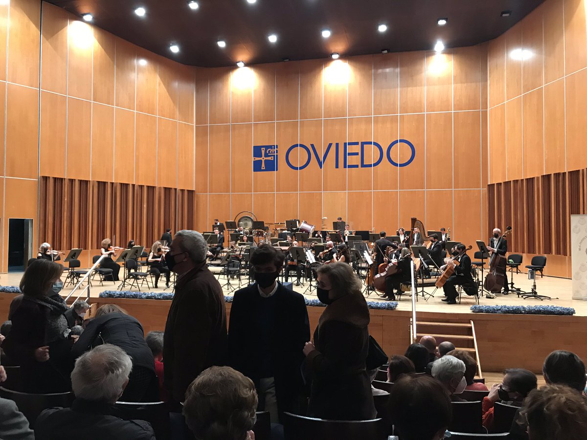Tras una larga cola, ya en <a href="/AuditorioOVD/">Auditorio Oviedo</a> LLENO para Gala lírica de #LaCastalia. 
<a href="/OFIL_Orquesta/">Oviedo Filarmonía</a> <a href="/IsabelMRubio/">Ｉｓａｂｅｌ Ｒｕｂｉｏ</a> 
#AlejandroRoy, #OlenaSloia, #MaríaHeres <a href="/riego_del/">Vanessa Del Riego</a> <a href="/Ordas_Gabriel/">Gabriel Ordás</a>  #GuillermoMartínez
<a href="/aytoviedo/">@aytoviedo</a> <a href="/culturaoviedo/">@culturaoviedo</a> 
#BegoñaGarcíaTamargo <a href="/TolivarAna/">Ana Cristina Tolivar</a>