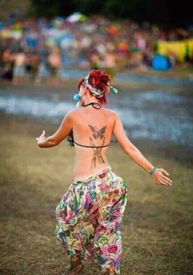 Ben akıllı kadınları severim
Düşünen, az konuşan, çok bilen
Her yerde, her zaman nazı çekilen...