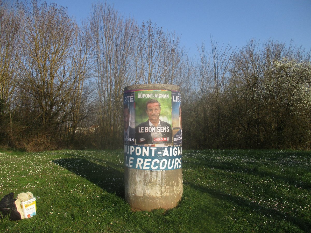 dlf54officiel's tweet photo. Nouvelle tournée de collage dans la #meurtheetmoselle pour notre fédération @DLF_Officiel. En avant vers la #Présidentielle2022 avec Nicolas @dupontaignan  #2022NDA #ChoisirLaLiberté https://t.co/PtBGn1M34t