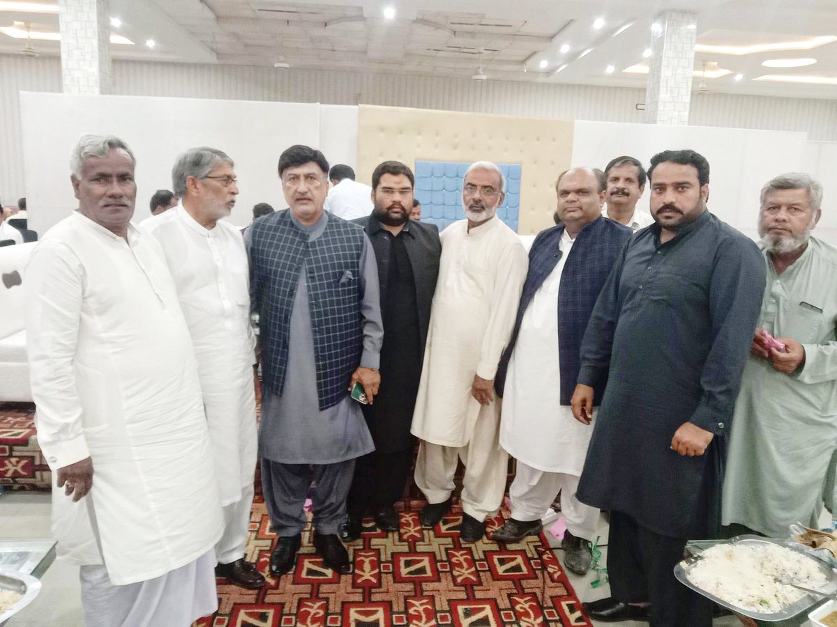 mianahmark's tweet photo. آج کرم پور مہر محمد اسمعیل آرائیں کے بیٹے کی شادی میں
 میاں عرفان دولتانہ MPA ۔
میاں ثاقب خورشید MPA وہاڑی۔
ملک نوشیر لنگڈیال X-MPA۔
خان نعیم خان بھابھہ X-minister 
کے ساتھ  شرکت https://t.co/J9oy98XFL8
