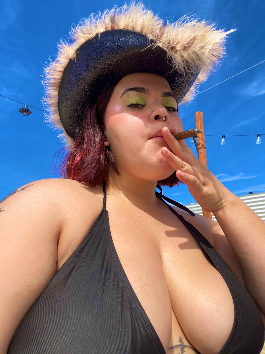 huge titted women smoking cigarettes pics me smoking a blunt i rolled in palm springs with big tits