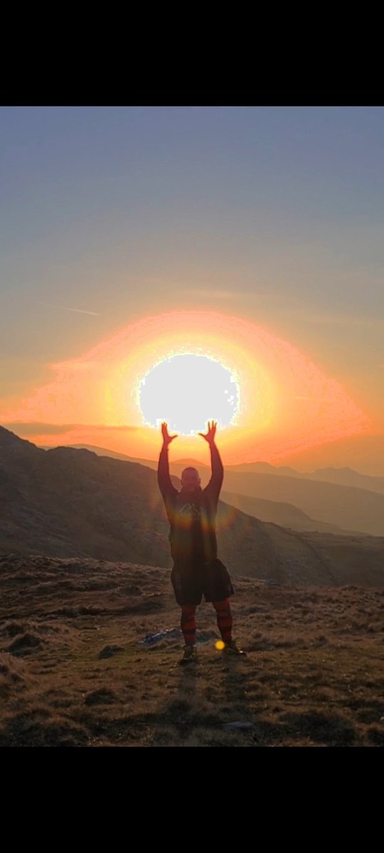 BigCheeseLogan's tweet photo. Now I am telling you waking up at 3.45 am for a sunrise view was quite spectacular #Sunrise #Viewsinlife #Planetearth @visitsnowdonia @ukhiking @TrailMagazine @MO_Mountains #mountainsforthemind #Teambigcheese https://t.co/UOX1GGHR6p