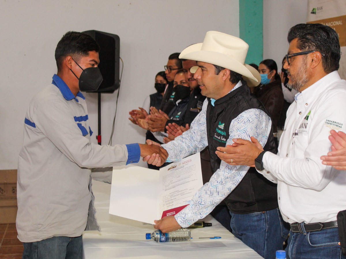 MarioMaciaszu's tweet photo. Iniciamos en Mazapil con la Campaña Nacional de entrega de Documentos Agrarios, donde se están otorgando constancias, certificados parcelarios, de uso común y títulos de la propiedad. Iniciando un gran cambio, pues la regularización de las tierras es la base para el desarrollo. https://t.co/3BwPie0kZj