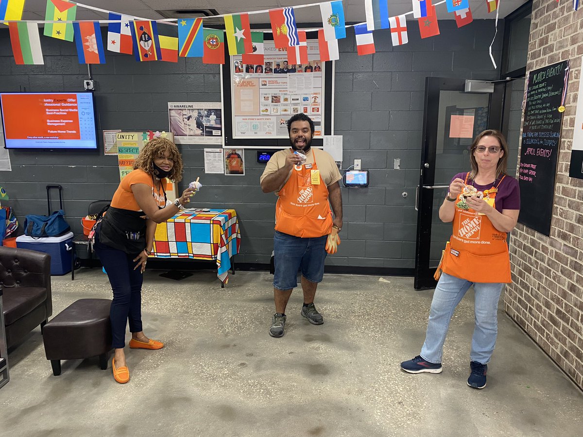 Who doesn’t love ice cream and a #SuccessSharing check! <a href="/luisjoelm/">Luis Mendez</a> <a href="/mbfshs2004/">Matt Foster</a> <a href="/HDMichelle262/">Michelle Collins</a> <a href="/RickGTHD/">RickGTHD</a> #THD #money #icecream