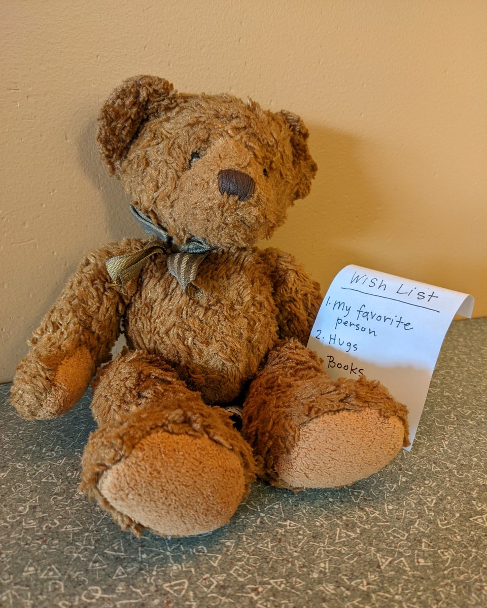 TigardLibrary's tweet image. Our little bear has just a few items on his wish list: 
1. His favorite person 
2. Hugs
3. Books
We can help with 2 and 3, but can you help us find his family? 

#Tigard #TigardPublicLibrary #LostAndFound #LibraryAdventures #TeddyBear