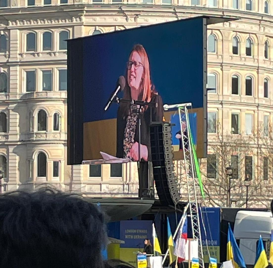 WandsworthEM's tweet photo. "It’s time to unite across parties, organisations, faiths, beliefs and backgrounds to condemn this act of Putin’s aggression... a closer, more united and peaceful Europe is in all of our interests"

Anna Bird, CEO of @euromove, addresses the crowds at today's #UKwithUkraine rally https://t.co/1vzi2p1Jp4