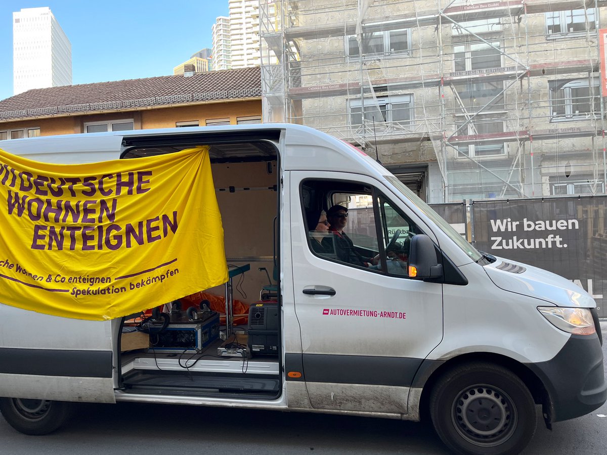lille_solbaer's tweet photo. Die Zukunft bauen heißt Mieten runter, Luxusleerstand enteignen, Wohnen für alle! #PeopleNotProfit
#HousingActionDay2022
#PeopleNotProfit
#HAD22
#HADffm https://t.co/9x5addjf5Y