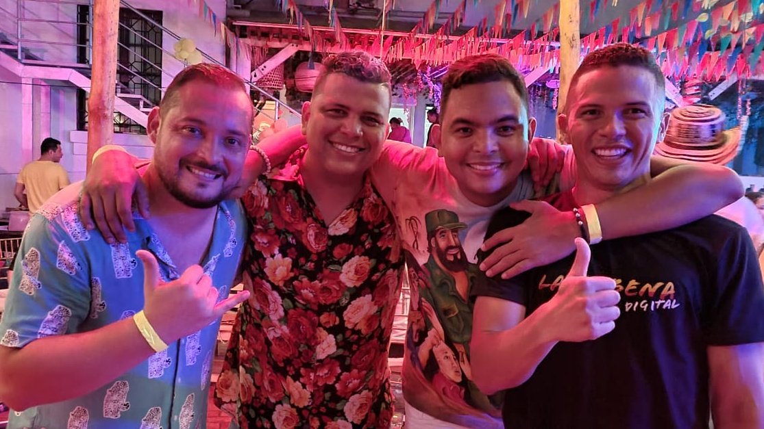 paolovega's tweet photo. 🟥🟨✳️🟨🟥
#LaVerbena se escribe con V de Vales!
#Barranquilla #Carnaval2022
.
@laverbenadigita @Subvalorado
@AVega_28 @benchosalsa #Carnavall https://t.co/jLUjLj9uoL