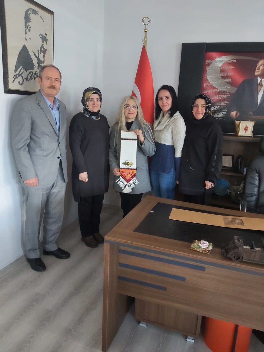 Ayancık'ta Ketenin Yolculuğu projesi kapsamında ilçemiz Keten Evini ziyaret eden Samsun Olgunlaşma Enstitüsü Müdür Yardımcısı Sayın Burhan Özgur'e Kurum Müdüremiz Sayın Hanife BAŞAR ÖZCAN tarafından kurslarımızda üretilen keten plaket takdim edildi.
<a href="/tcmeb/">Millî Eğitim Bakanlığı</a> <a href="/mebhbogm/">MEB Hayat Boyu Öğrenme Genel Müdürlüğü</a> <a href="/sinopilmem/">Sinop Milli Eğitim Müdürlüğü</a>