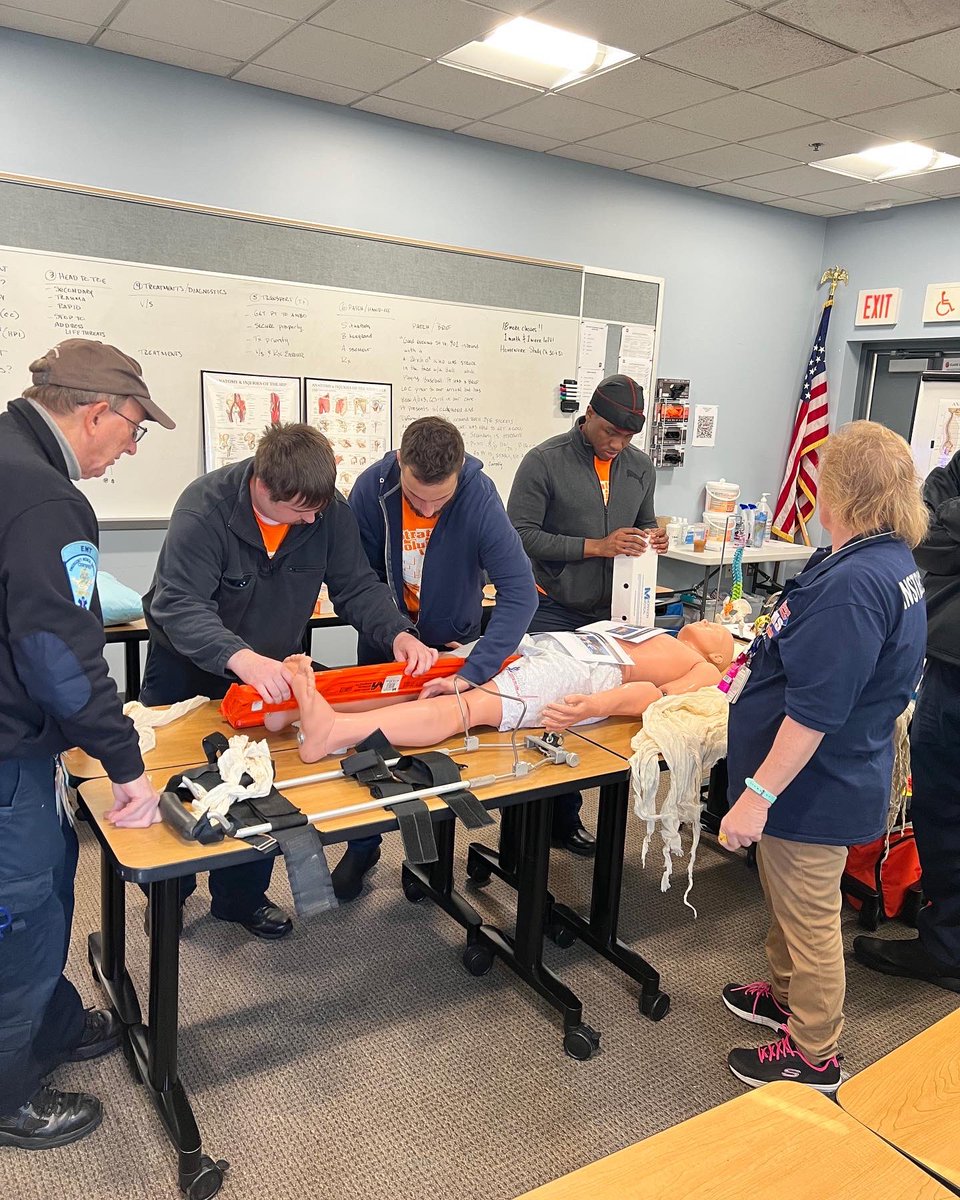 StratfordEMS1's tweet photo. Environmental & Orthopedic emergencies at EMT class today. Students are coming along great! #svemsa #sems #stratfordems #semstec https://t.co/5qk7Zz0Wan