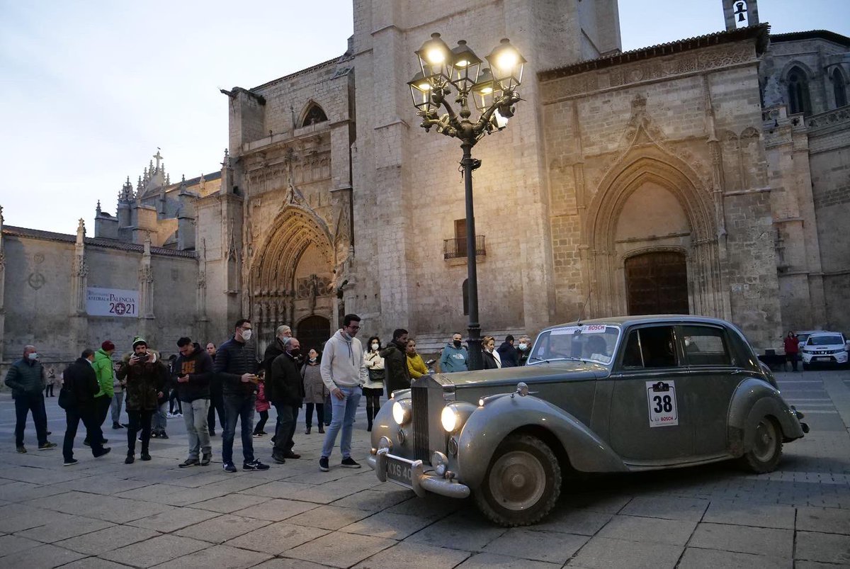 turism_palencia's tweet photo. 🚘 ¡El #SpainClassicRaid ya está haciendo parada en la Plaza de la Inmaculada! En su #VIIIedición el raid de regularidad para coches clásicos más largo de #Europa cuenta con 150 equipos participantes, todos ellos a bordo de vehículos con más de 25 años. https://t.co/aSSXIwOCK5