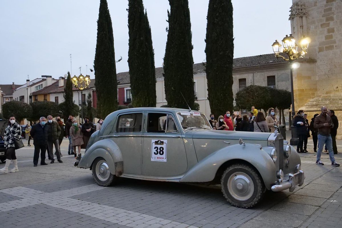 🚘 ¡El #SpainClassicRaid ya está haciendo parada en la Plaza de la Inmaculada! En su #VIIIedición el raid de regularidad para coches clásicos más largo de #Europa cuenta con 150 equipos participantes, todos ellos a bordo de vehículos con más de 25 años.