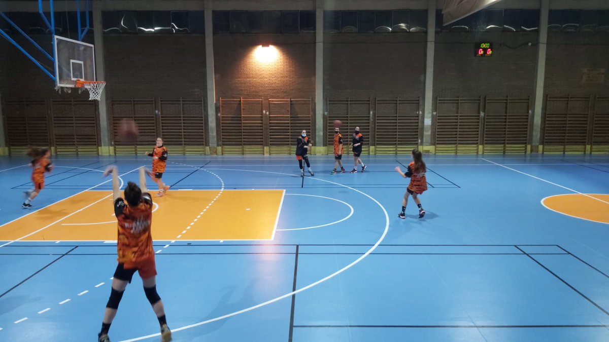 CanteraZamarat's tweet photo. Comienza el partido de nuestras Junior. 
#canteracajaruralcadete 
#canterazamarat https://t.co/z5GDQTJI6o