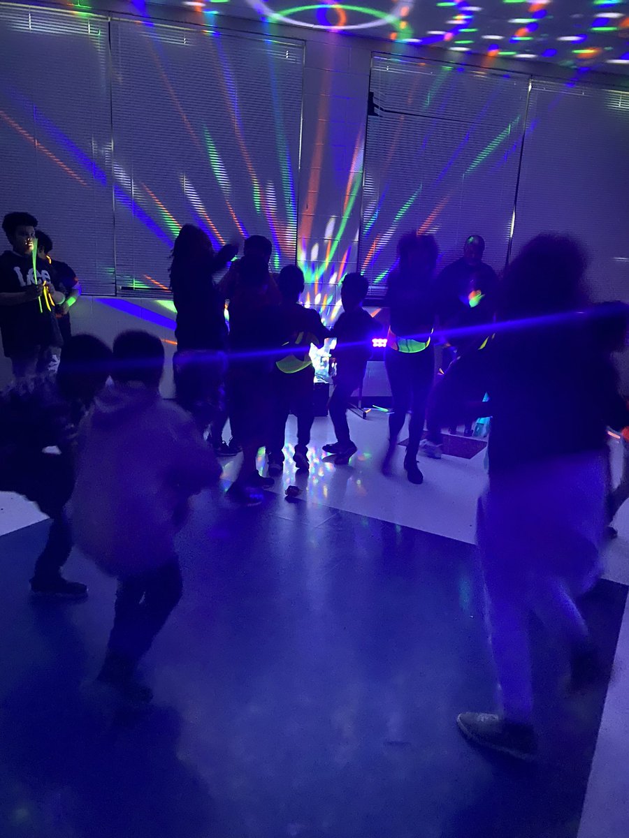 DogwoodFairfax's tweet photo. Dogwood’s Glow Walk was a huge hit! Family fun for all. Huge shout out to @flashcane #dragonpride #fitisfun https://t.co/7iQLMuVgD8