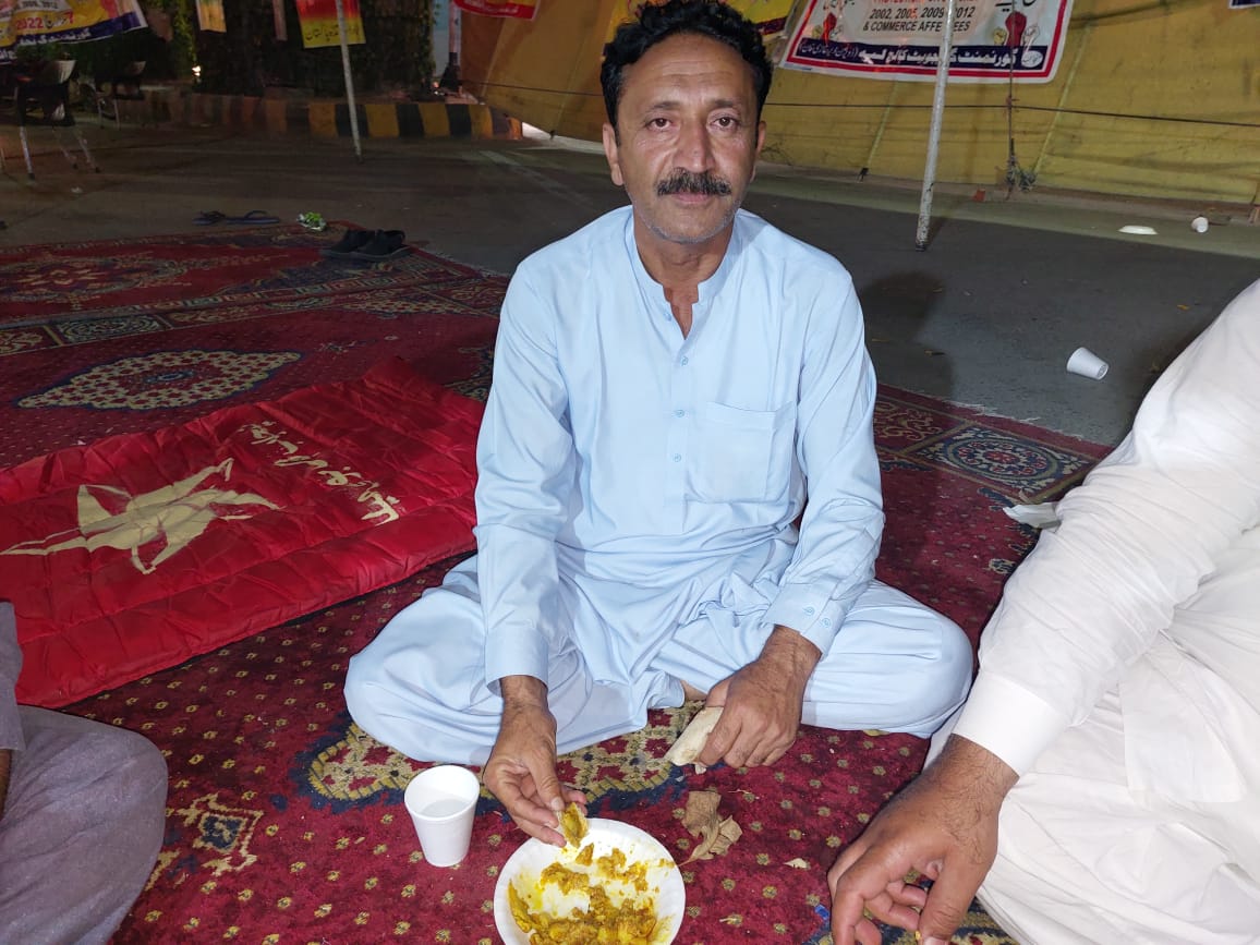 MAbdullahJavedQ's tweet photo. یہ نہ تھی ہماری قسمت

قوم کے معمار گزشتہ 20 دنوں سے سڑکوں پر در بدر دھکے کھاتے اپنے حقوق کی جنگ لڑ رہے ہیں۔ ان کی عظمت اور جرات کو سلام

#PayProtection https://t.co/mq1nYdnDTQ