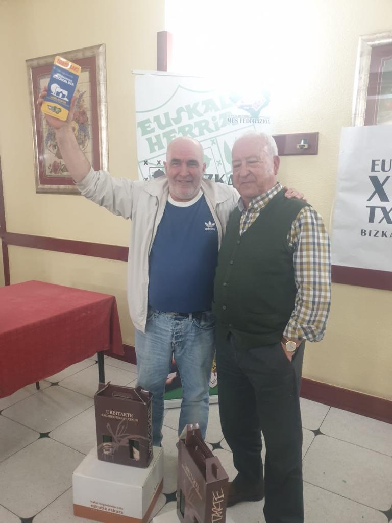 mustxapelketa's tweet photo. Jesús González Bendoiro eta Ismael Torralba Argaiz Santutxuarrek jantzi dituzte Bizkaiko txapelak #EHmus @mustxapelketa https://t.co/mIJ2sg4VLI