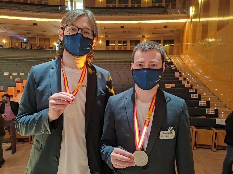 Gran dia per a la informàtica balear: dos alumnes dels cicles de grau superior d'informàtica de l'IES Manacor han obtingut dues medalles de plata al campionat estatal SpainSkills de FP. 
L'enhorabona a David Christian Sansó i Adrian Cuevas  de Cruz. bit.ly/36RihMc