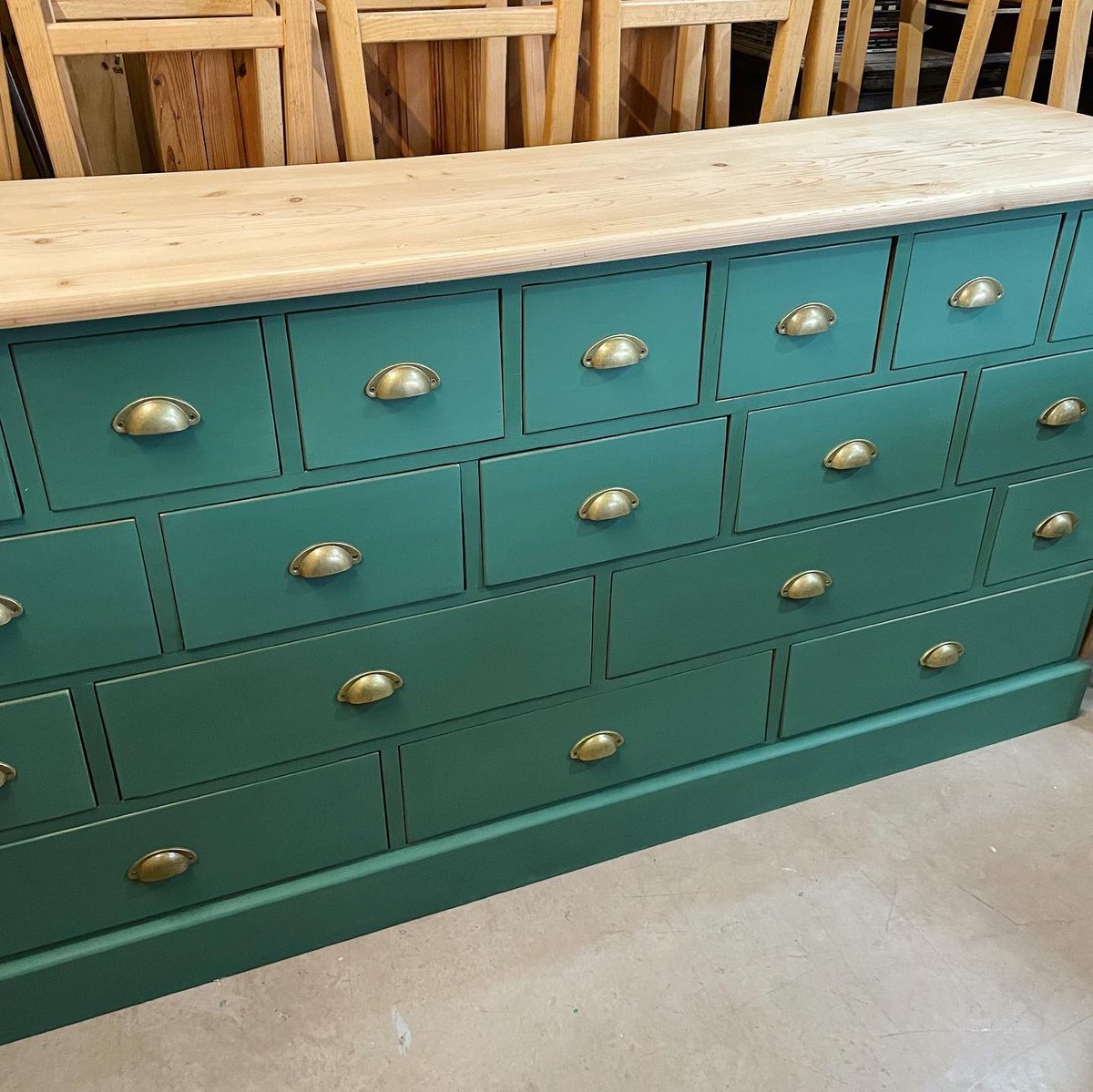 reworkeddorset's tweet photo. Sneak peek of our bank of drawers 😀 #rwf #reworkedfurniture #solidpine #chestofdrawers #bankofdrawers @anniesloanhome #hugechest https://t.co/l0QdBXE7Gn