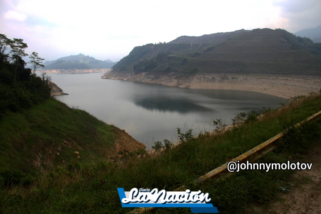 lanacionweb's tweet photo. #Ahora Imágenes revelan un nivel bajo de agua en el complejo La trampa municipio Uribante.

Fotos: @JOHNNYMOLOTOV https://t.co/wHxnK2xDDR