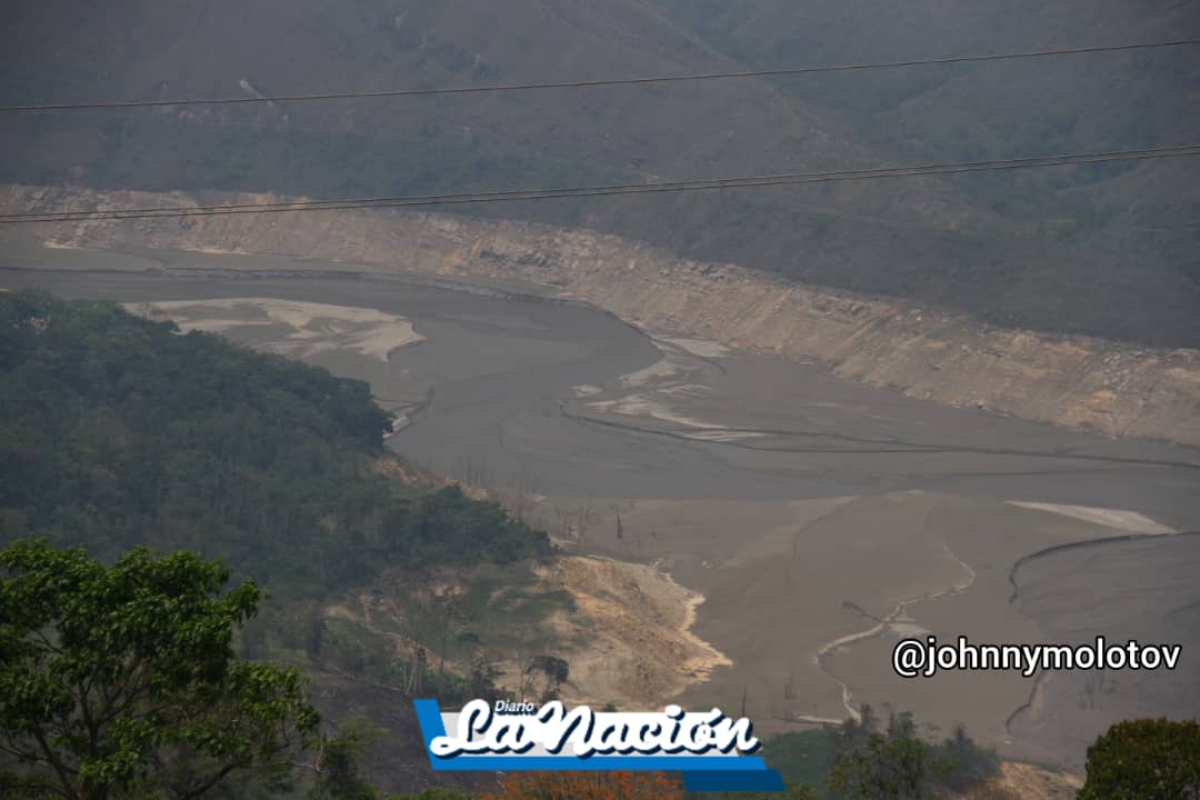 lanacionweb's tweet photo. #Ahora Imágenes revelan un nivel bajo de agua en el complejo La trampa municipio Uribante.

Fotos: @JOHNNYMOLOTOV https://t.co/wHxnK2xDDR