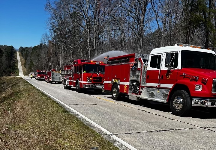 nowhabersham's tweet photo. Talmadge Road near Turtle Cove Lane is closed due to a brush fire. Habersham County firefighters and GA Forestry crews are working to contain the blaze. Officials say it started with a homeowner burning leaves. https://t.co/OedifABNNx via @nowhabersham https://t.co/GEWjEmquqj