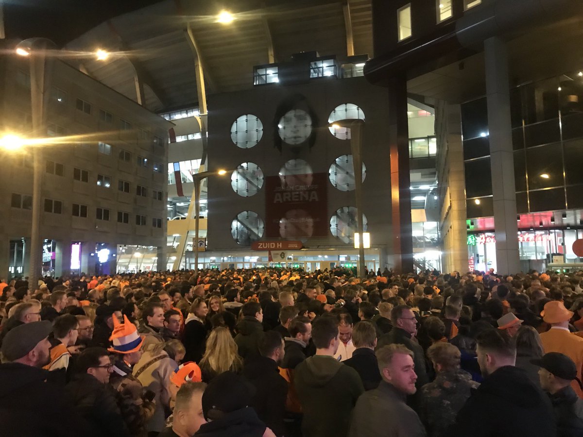 GerritAfink's tweet photo. Duizenden supporters in afwachting tot entree Arena. ⁦@KNVB⁩ waarom zoveel echte supporters frustreren 🤨 https://t.co/hRivo6ljes