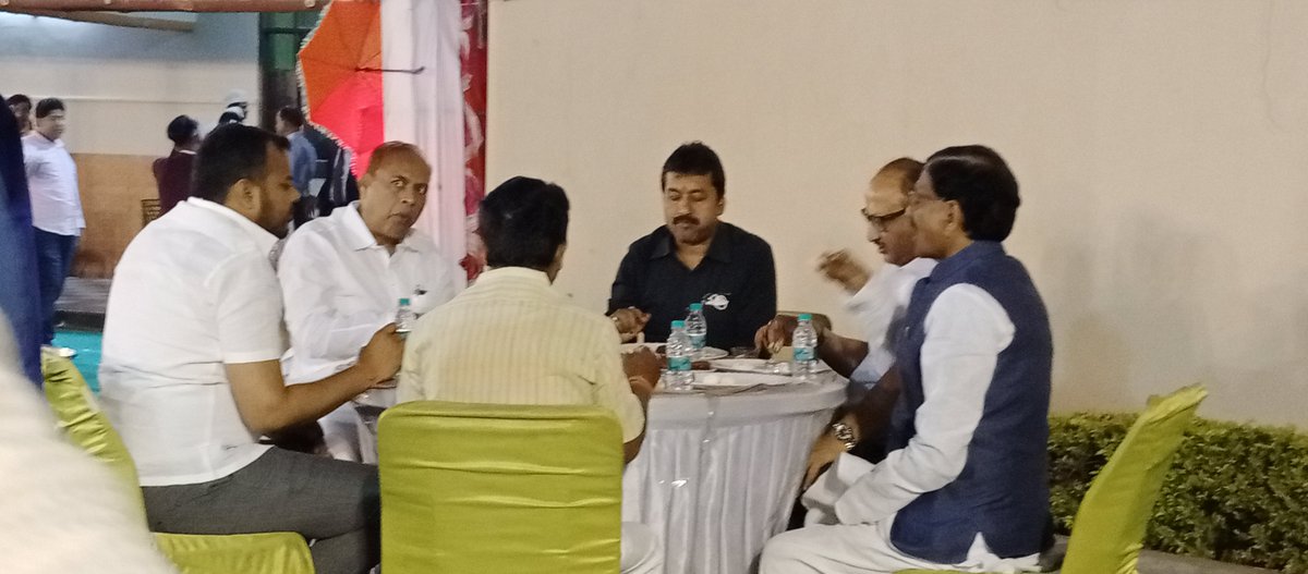 md_arfaraj's tweet photo. आज अपने बिहार प्रदेश युवा कांग्रेस के महासचिव एवं संघर्ष के साथी भाई अबू तनवीर जी के शादी मुबारक मौके पर पटना के फुलवारी शरीफ एस o के o मैरिज हॉल में शिरकत कर #मुबारकबाद पेश किया��
 इस मौके पर प्रदेश कांग्रेस कमेटी अध्यक्ष श्री मदन मोहन झा,गुंजन पटेल जी मौजूद रहे।
#Congratulationa https://t.co/fExA9t4aNS