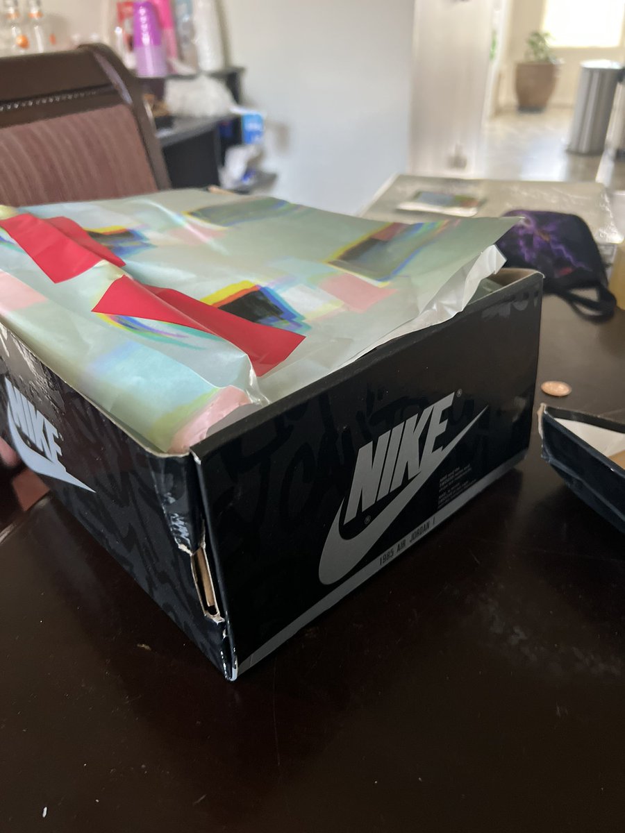 thatguyWood's tweet photo. And my @goatapp nightmare continues. Had to cancel the first order because the seller confirmed but never shipped. Placed another order only to have it show up with the shoe box damaged and one of the shoes creased. Hey @goatsupport how you gonna make this right? #thanksalot https://t.co/vJnd5Xwkpm
