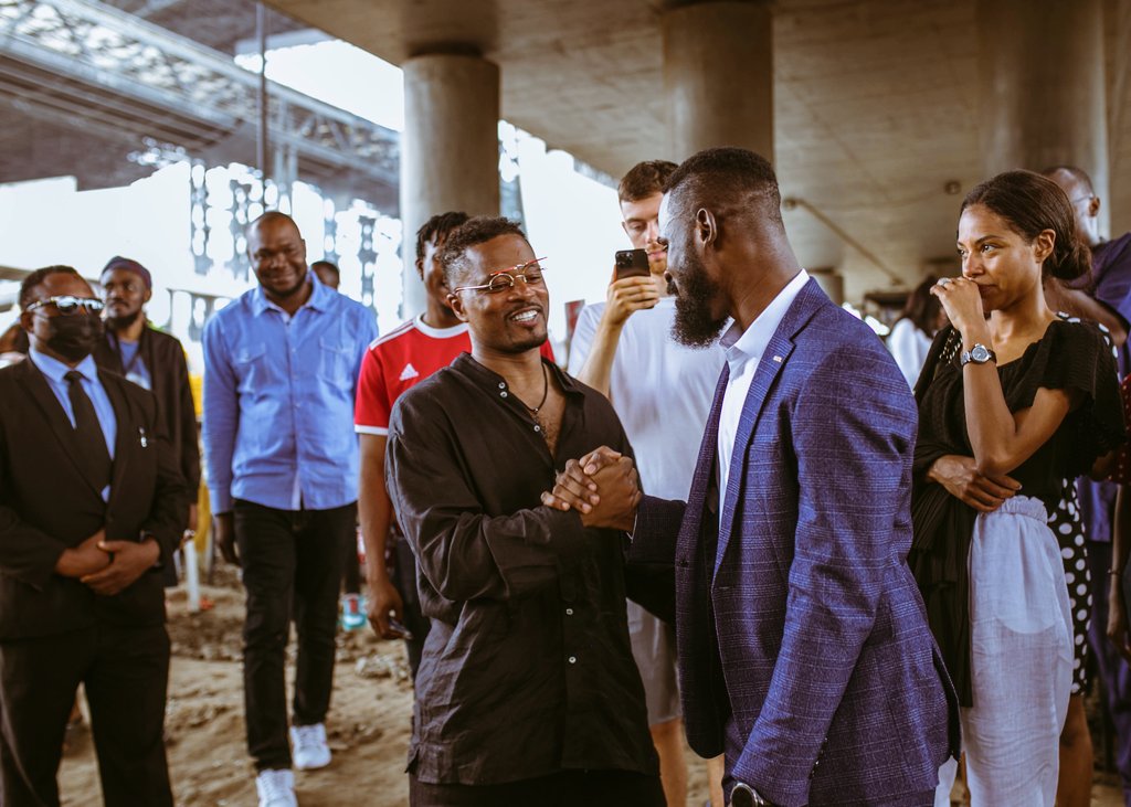 Tunde_OD's tweet photo. I grew up supporting @ManUtd and today I got to meet one of my heroes @Evra right under oshodi underbridge where he got to learn chess from one of the boys.

He told me that I was also one of his heroes and this truly means a lot to me😊 https://t.co/DlCSjltEAD