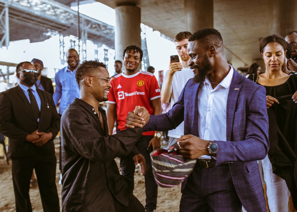Tunde_OD's tweet photo. I grew up supporting @ManUtd and today I got to meet one of my heroes @Evra right under oshodi underbridge where he got to learn chess from one of the boys.

He told me that I was also one of his heroes and this truly means a lot to me😊 https://t.co/DlCSjltEAD