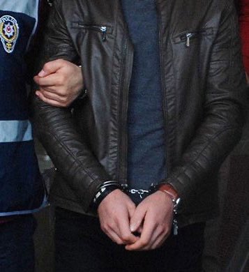 Cizreden Ankara'ya hasta oğlu için araç almaya gelen Hüseyin Angı’yı öldüren 3 zanlı tutuklandı.

İlandaki aracın sahibi olmadığı öğrenilen M.T. İ.A ve R.S. dolandırıcılık ve tasarlayarak adam öldürme suçlarından tutuklanarak cezaevine gönderildi.

#DolandırıcılarıİhbarEdelim