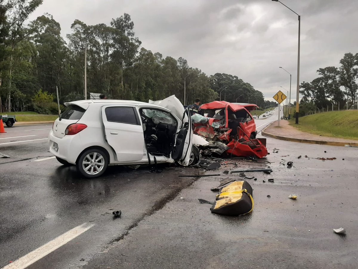 [Ampliación] Escapaba de la Policía en un auto robado y murió tras chocar de frente. Según supo <a href="/portalmvd/">Montevideo Portal</a>, el fatal desenlace ocurrió en el kilómetro 26 de ruta 102. Dos personas que iban en el otro vehículo resultaron "politraumatizadas graves".