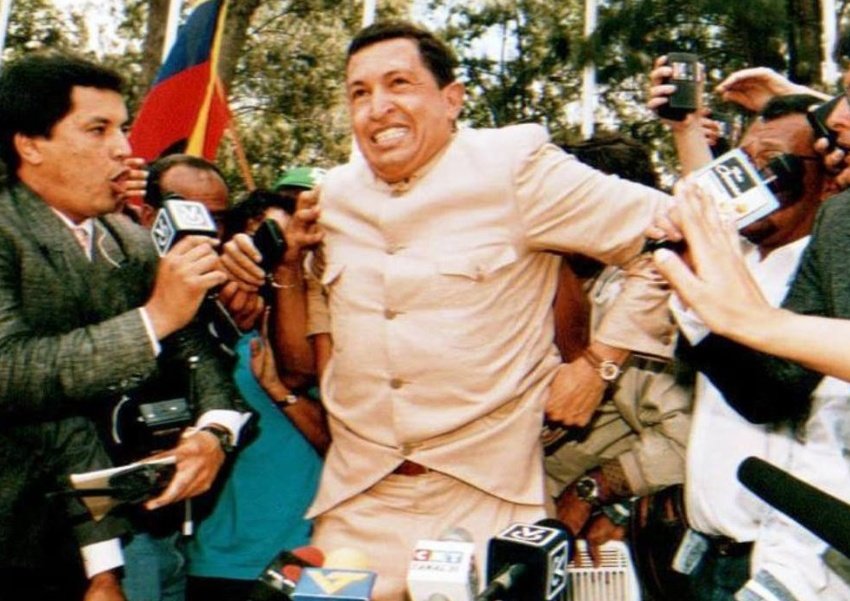 La foto más icónica del año 1994. Revolucionó nuestras vidas, conciencias y convicciones ¡Revolucionó a un país entero! 
#ChávezDeYareAMiraflores