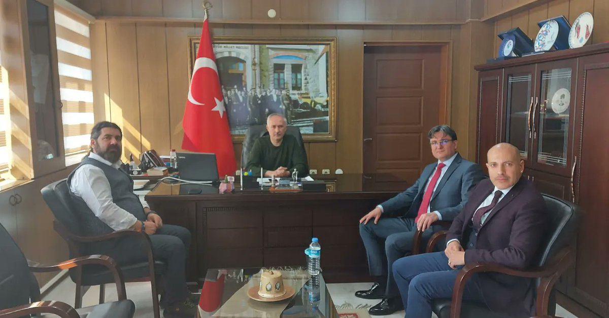 Manisa İl Milli Eğitim Müdürü Sayın Mustafa Dikici Bey'e seminerimiz sonrasında teşekkür ziyaretinde bulunduk. İl Milli Eğitim Müdür Yardımcısı Fevzi Yüksel'in ve Yunus Emre İlçe Milli Eğitim Müdürü Yıldıray Demirtaş'ın misafirperverliği için de ayrıca  çok teşekkür ederiz...