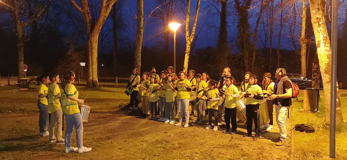 Marie_Perpere's tweet photo. Concert Solidaire organisé par le collège de Monein 🤗💙💛 https://t.co/NVheF5qN3X