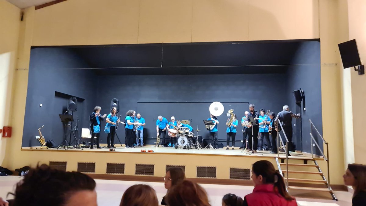 Marie_Perpere's tweet photo. Concert Solidaire organisé par le collège de Monein 🤗💙💛 https://t.co/NVheF5qN3X