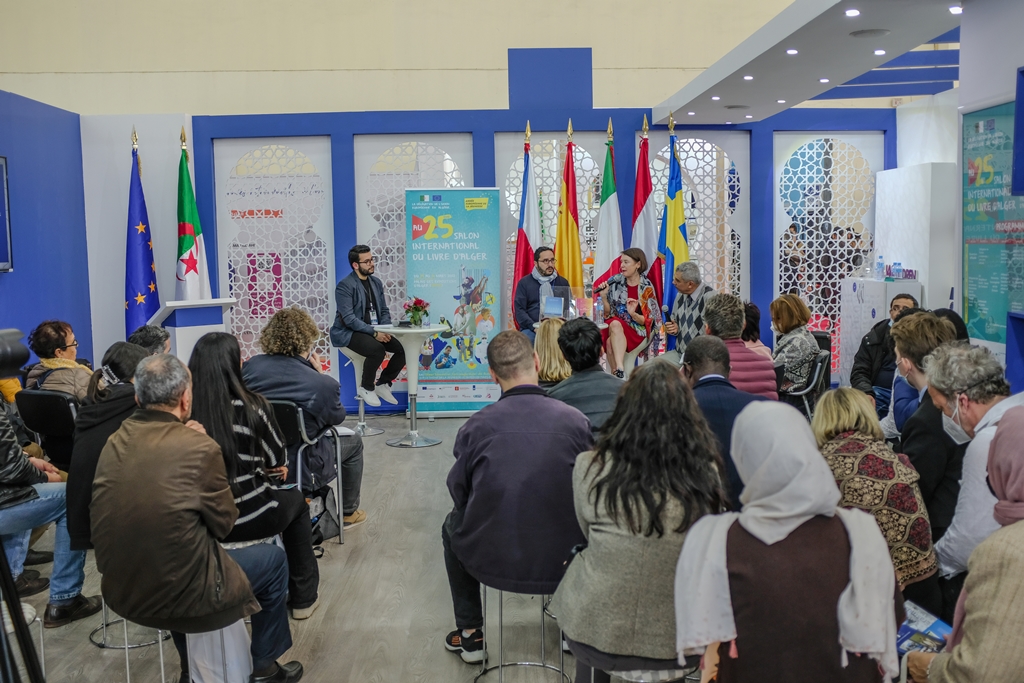 AustAmbAlg's tweet photo. Le public a répondu présent ce samedi 26 mars sur le stand de la Délégation de l'Union européenne pour prendre part au débat sur la jeunesse avec l'écrivaine autrichienne Lydia Mischkulnig et l'écrivain algérien Adib Benazzi. @UEenAlgerie #EUandAlgeria #EU4Youth #EU4culture https://t.co/P80XwYnv1E