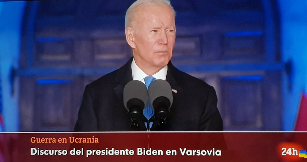 📷 Esta imagen de Biden en Varsovia sintetiza uno de los grandes problema de Europa. 

Un continente entero sometido a los intereses del imperialismo norteamericano. 

No habrá paz en Europa si no rompemos con esto.