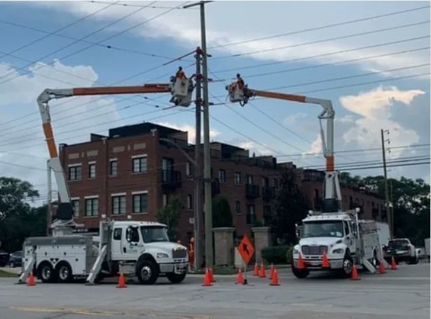 bevins_co's tweet photo. repost: @linestarutilitysupply Teamwork makes the dream work and boy is this industry a dream! Nice pic from @dunney24 📸 Let's all have a safe week ahead!
----------------------------------------------------
#buckettruck #bucketlife #lineworkers #linemen #linelife #linefamily https://t.co/Ji26KM13Zp