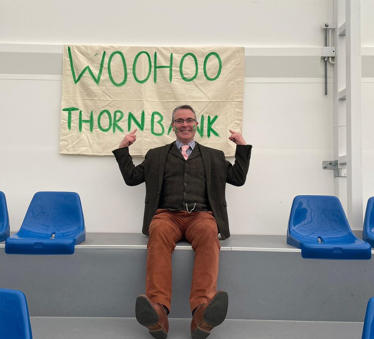 strath_sport's tweet photo. Brilliant afternoon of senior Inter-House netball &amp; football! 

Congratulations to @WoodlandsHouse1 &amp; @simpson_house on winning the 
⚽️ &amp;🏐🏆

👏 to @ThornbankHouse who brought the most noise and face paint!🧑‍🎤🙌 https://t.co/dUqx3imQ1i