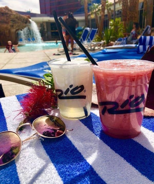 RioVegas's tweet photo. What's your poolside cocktail this Summer? 🍹 #KeepItRio https://t.co/TbLiV8EIkm