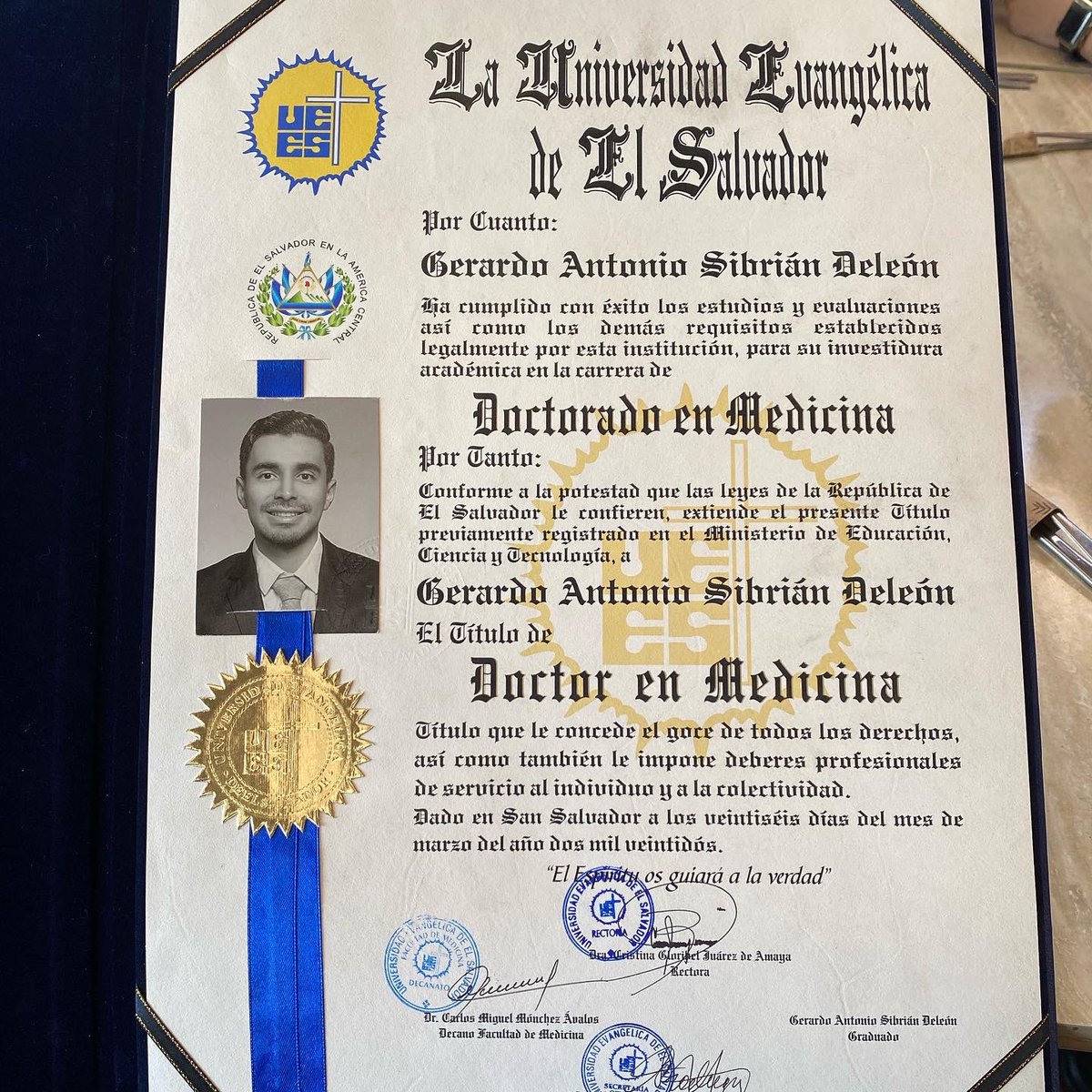 sibrian_payo's tweet photo. Después de 8 años, se logró, Doctor en Medicina oficialmente; ahora, por lo que se viene. 💪🏻💚 #youcancallmedoctor https://t.co/VCQCMS0uPU