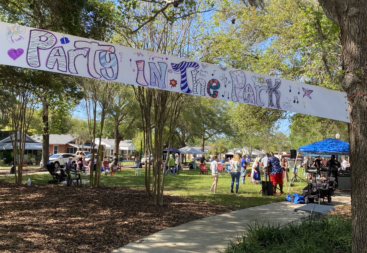 MyClearwater's tweet photo. The Plaza Park #neighborhood unveiled their brand new free little #library at today’s Neighborhoods Day block party! ❤️🏡🎉 https://t.co/C3zeOJ5VyB