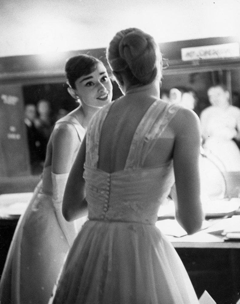 hepburnfiles's tweet photo. audrey hepburn and grace kelly photographed backstage at the 28th academy awards on march 21, 1956

#oscars https://t.co/tIblLKzu2u