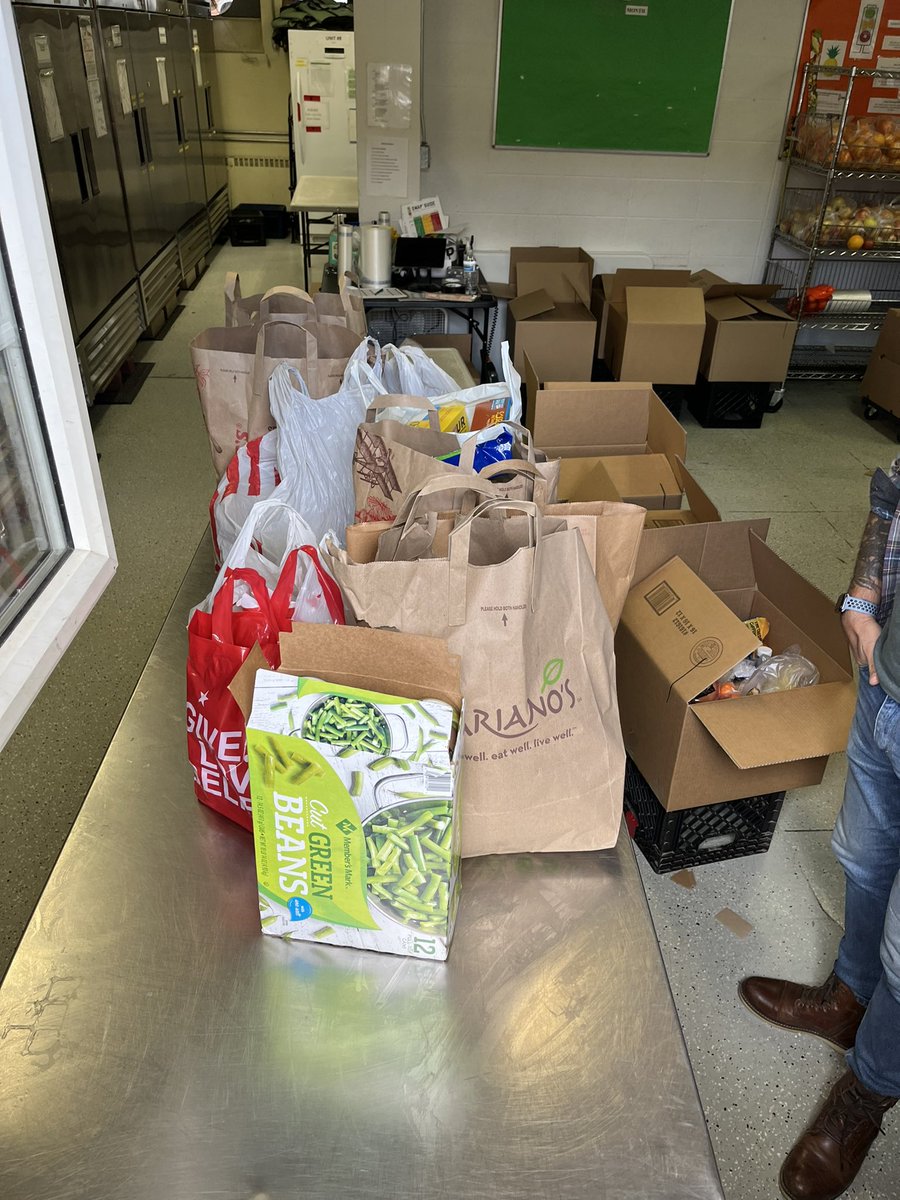 Thanks to Piper families & staff; we donated 154 pounds of food to @gobeyondhunger. Our One School, One Book selection provided awareness about the presence of housing & food insecurity. #readtothem #wearepiper #somospiper